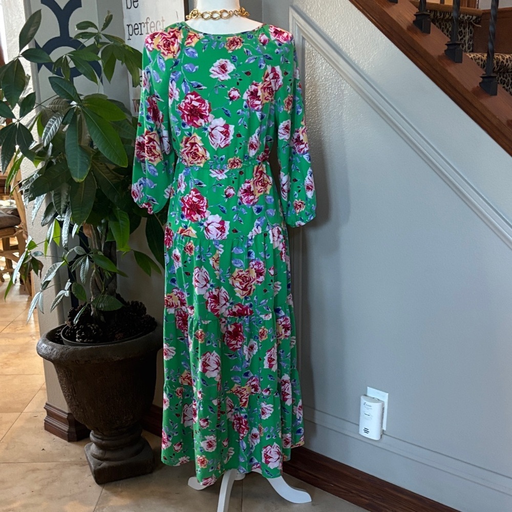 The Pioneer Woman Green Floral Tiered Midi Dress with V-Neck 🤩 - Picture 4 of 8